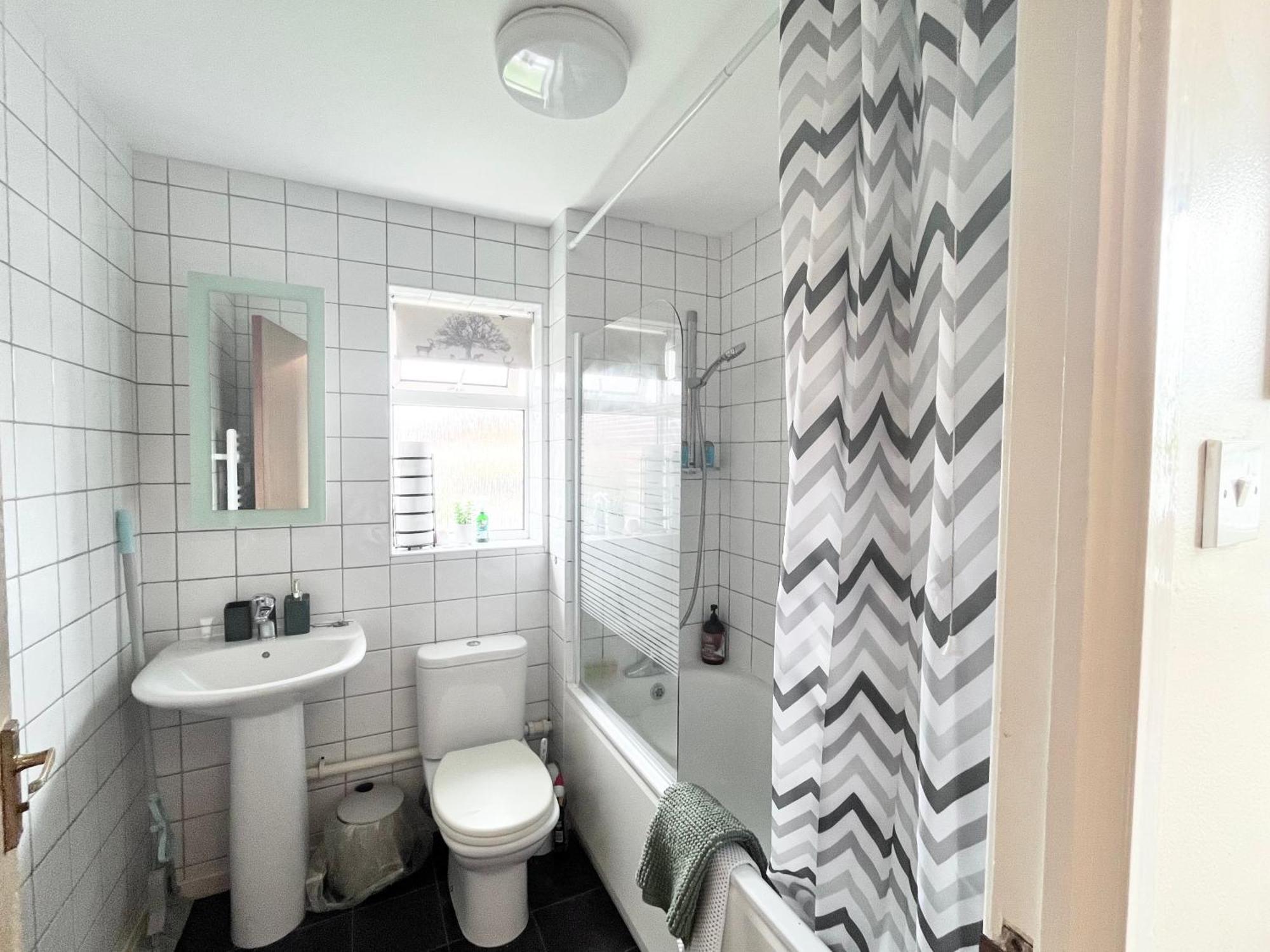 Lush House Close To Ashford Town Centre With Driveway Экстерьер фото