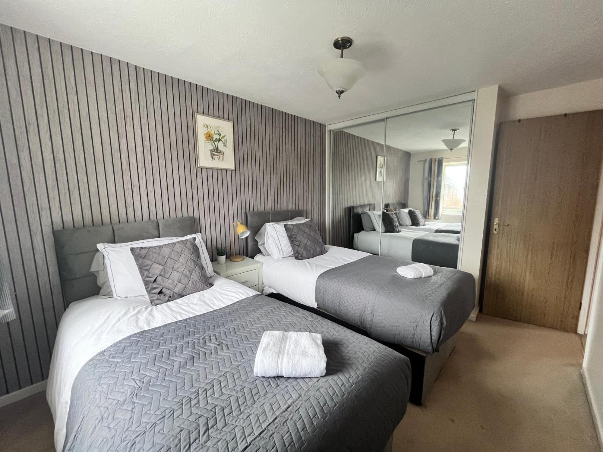 Lush House Close To Ashford Town Centre With Driveway Экстерьер фото