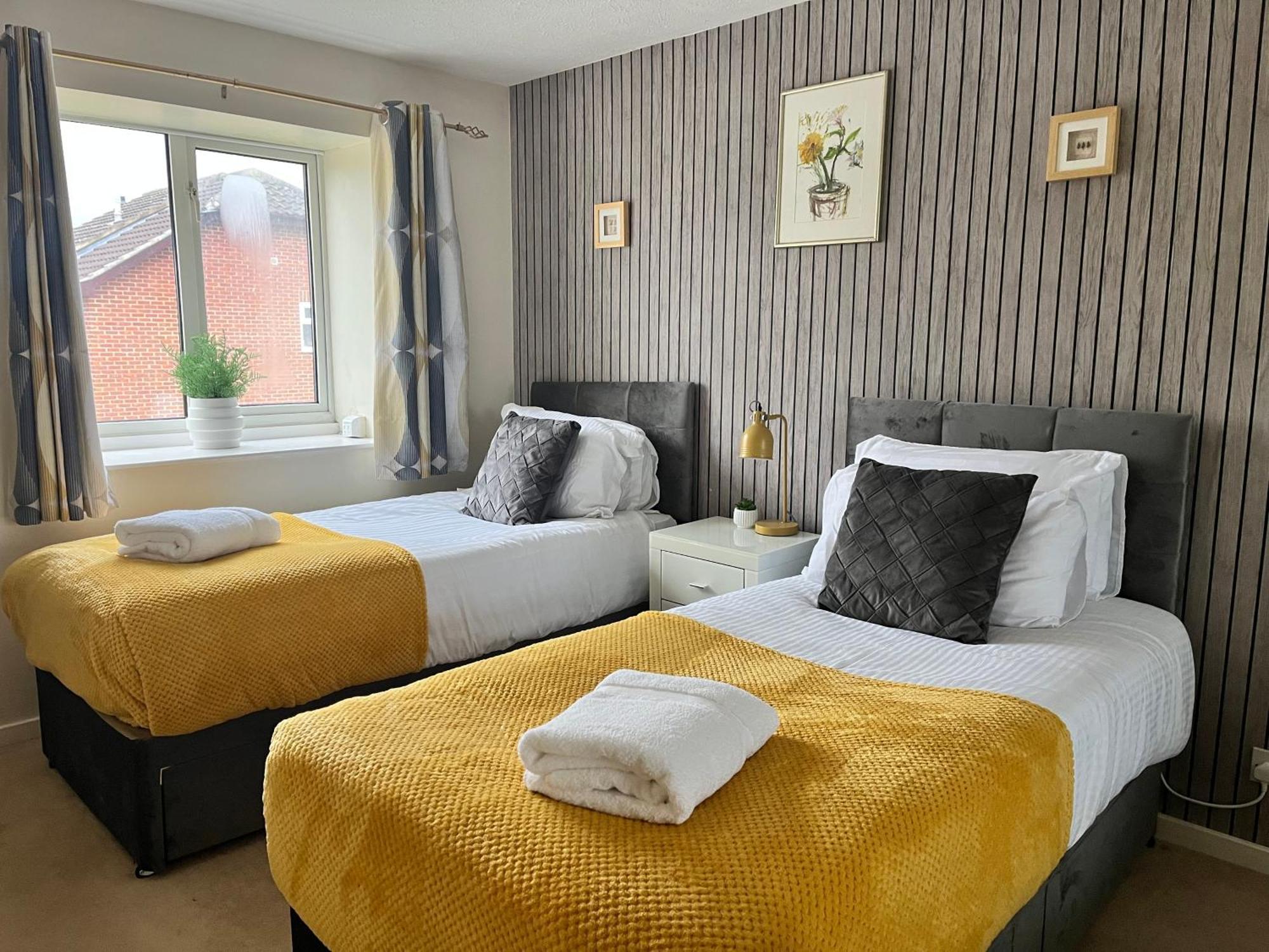 Lush House Close To Ashford Town Centre With Driveway Экстерьер фото